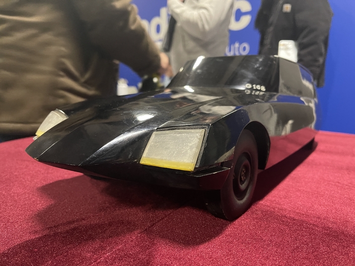 Les projecteurs de cette maquette évoquent la Peugeot 504, voire annoncent ceux de la CX.