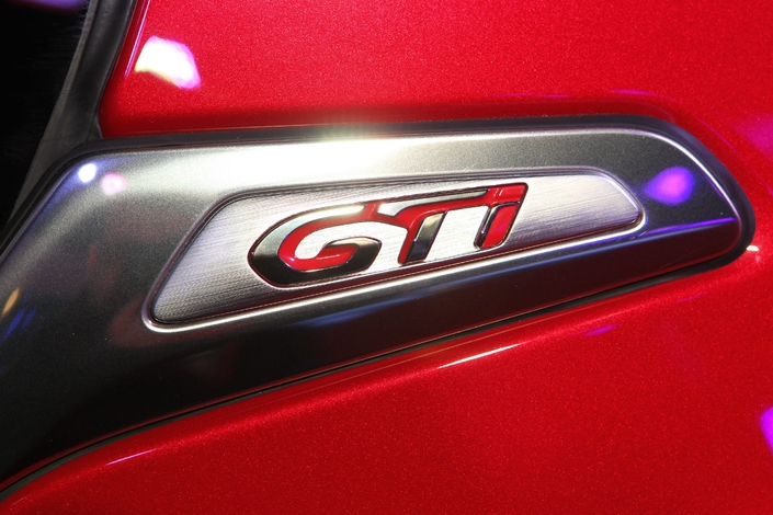 "Si on ne le fait pas, qui le fera ?" La stratégie du patron de Peugeot pour redonner du mordant au Lion 