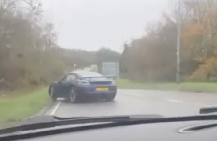 Une petite glisse en Porsche 718 Cayman GT4 tourne à la catastrophe