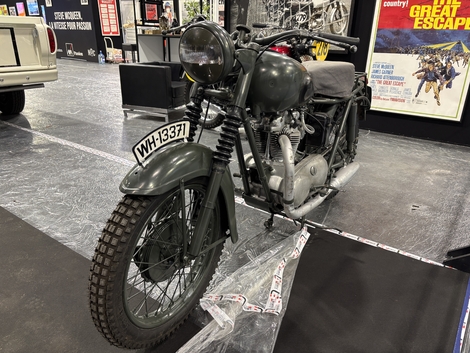 Cette Triumph TR6 a été redécorée en BMW de l’armée Allemande pour le film la Grande Evasion.