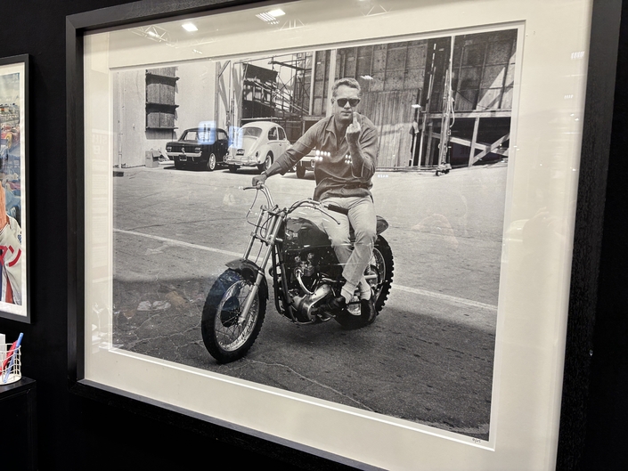 Surnommé le « King of Cool », Steve Mc Queen a frôlé la mort des dizaines de fois. Il s’éteint en 1980 à la suite d’une crise cardiaque, à l’âge de 50 ans.