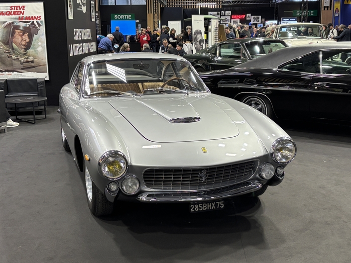 Amoureux des voitures européennes, Steve Mc Queen s’est offert une Ferrari 250 GT Lusso en 1963. La sienne était marron/sellerie de cuir beige. Elle a été vendue aux enchères en 2019 à 2,3 millions d’euros.