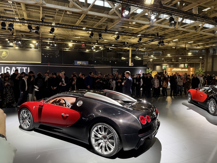 La F.K.P. Hommage, présentée aux côtés d’une Veyron de la même couleur.