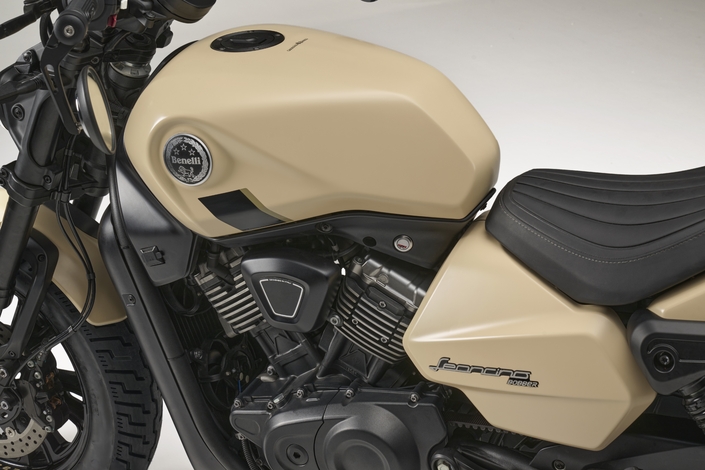 La Benelli Leoncino Bobber 400 et son V-Twin arrivent enfin en France à partir de 5 999 €