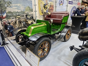 Cette De Dion Bouton Type Q est la doyenne, elle est de 1903.