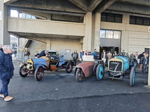 Alignées à l'extérieur et prêtes à accueillir les séants des visiteurs.