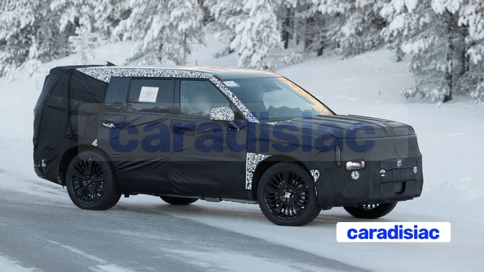 Bien camouflé, le Hyundai Santa Fe ne passe cependant pas inaperçu en Scandinavie. Même s’il conserve son style cubique et son aspect anguleux, on voit que les projecteurs ont été déplacés et sont désormais plus bas. En outre, les feux de jour vont être également modifiés tout comme la calandre de ce modèle.