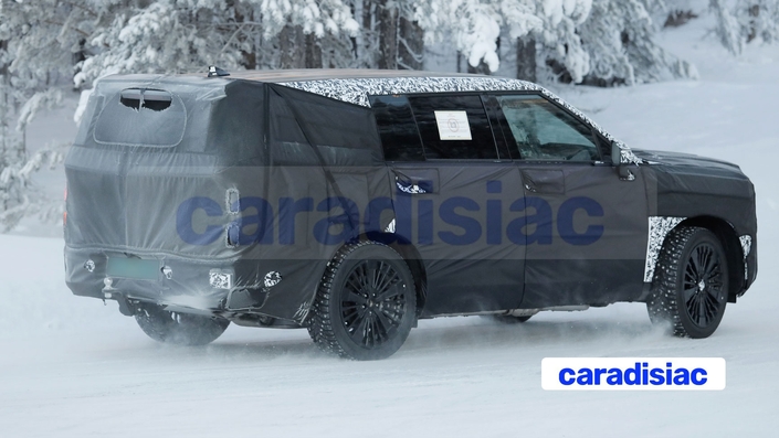 La présentation du Hyundai Santa Fe restylé n’est pas prévue avant l’année 2027. C’est pourquoi la marque coréenne prend son temps pour peaufiner son modèle et lui faire subir tous les essais de mise au point possibles avant son lancement.