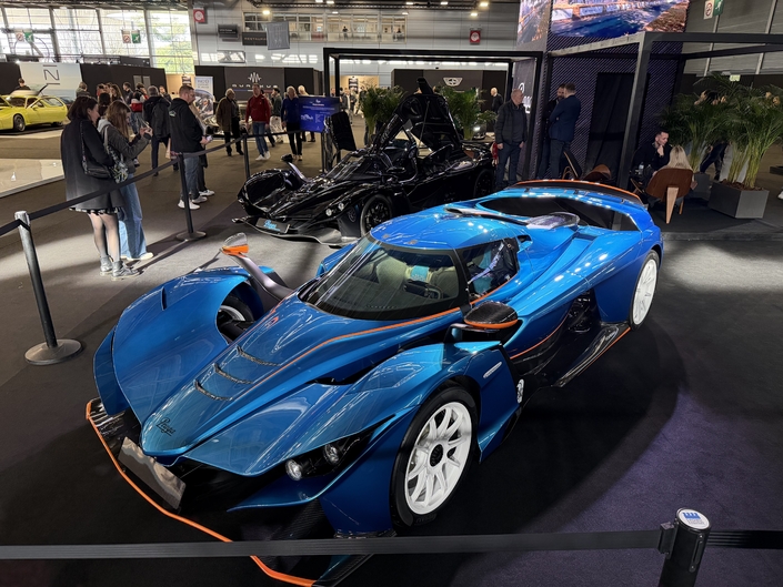 Les deux voitures exposées à l’Ultimate Supercar Garage sont des exemplaires client. Il y en aura 7 de livrés d’ici l’été prochain.