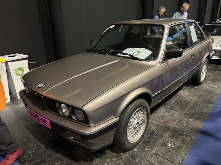 13 900 € la 316i e30 phase 2 à 2 portes. Bien que jolie, elle nous apparaît outrageusement chère.