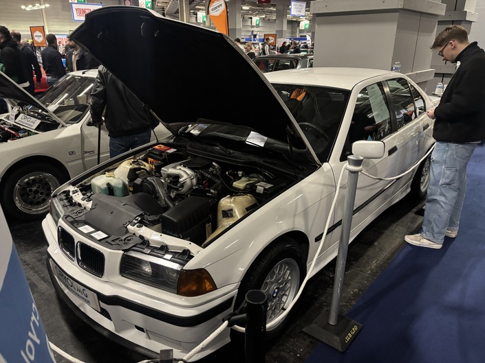 En aucun cas, nous ne mettons en doute l’état de l’auto mais une 318i « tunée » à ce prix, c’est trop !