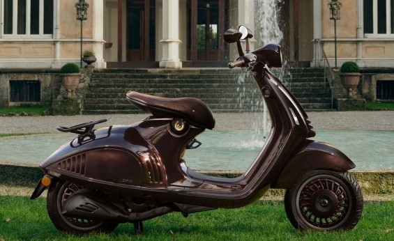 Le Nouvel An chinois s’invite à la Fashion Week avec la Vespa 946 Horse