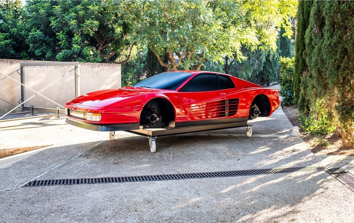 35 000 € pour cette Ferrari Testarossa..qui est en réalité une maquette de style à échelle 1.
