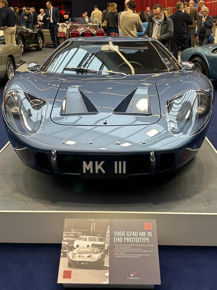 La MkIII reçoit un V8 4,7 litres (289 ci) développant 300 chevaux. Bien que moins puissante que les versions de course, l'auto abat le 0 à 100 km/h en 5,3 secondes.