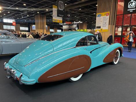 La carrosserie typée streamline évoque presque l'univers du dessin animé type Tex Avery.