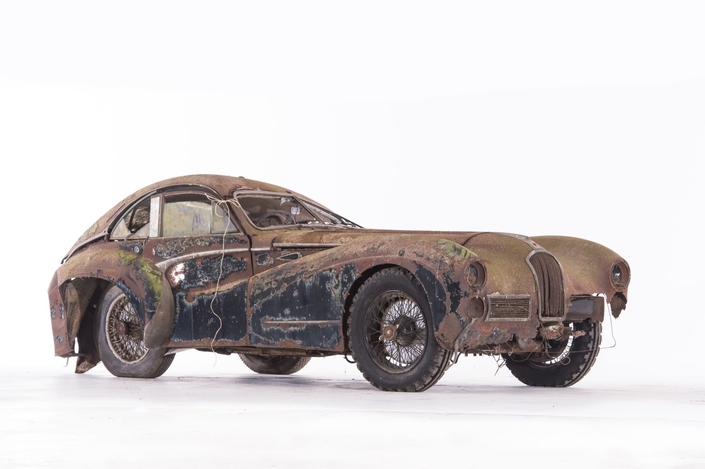 En 2015, une autre Talbot Lago T26 Grand Sport Saoutchik (châssis 110109, mais carrosserie "pavillon haut") avait été vendue à l’occasion de la fameuse vente Baillon de Rétromobile. Malgré son état d’épave et l'absence de papiers, l’auto, estimée entre 400 000 et 600 000 €, s’était vendue 1 702 000 € !