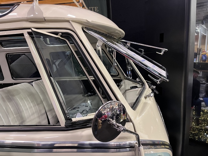 Le pare-brise en deux parties qui s’ouvrent : la spécialité du T1.