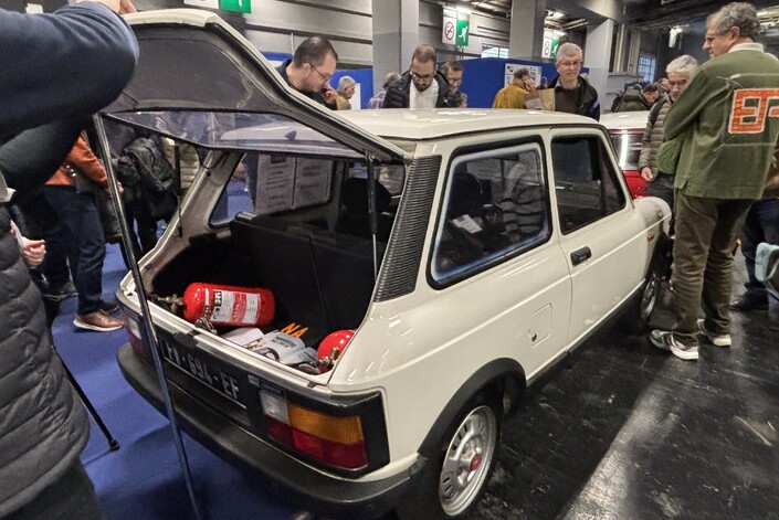 Les deux extincteurs assurent la survie de l’auto et de ses occupants.