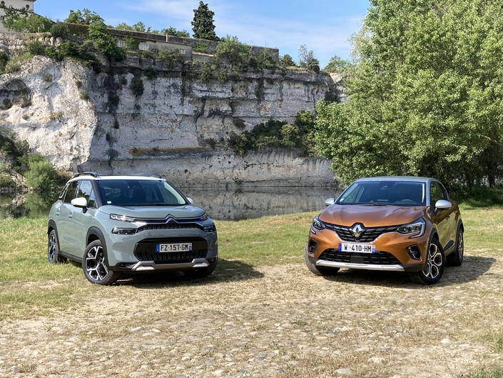 Le Renault Captur est photographiée en boîte manuelle et non automatique.