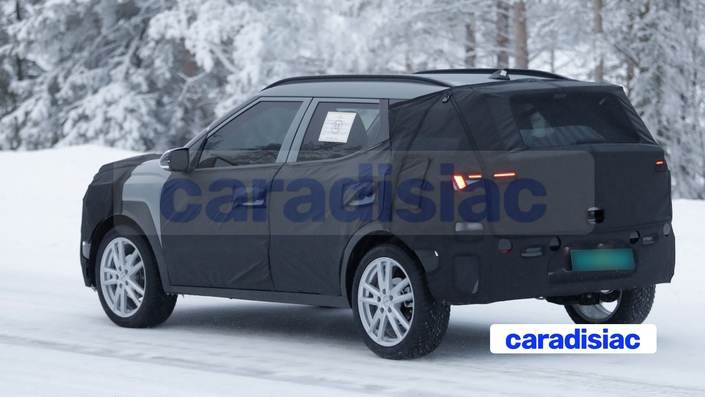 Sur le marché français, le Bayon fait face aux SUV citadins Peugeot 3008 (en 2025 54 000 exemplaires vendus), Renault Captur (36 000 exemplaires), le Hyundai Bayon (3 700 exemplaires) à un peu de mal à trouver sa place. Avec cette deuxième génération qui va monter en gamme, la marque coréenne espère bien voir ses ventes progresser.