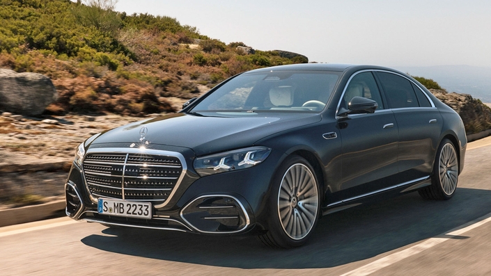 Emblème de la marque à l’étoile, la Mercedes Classe S thermique ne veut pas mourir. S’il existe déjà la Mercedes EQS qui est la Classe S électrique, la version thermique vient d’être restylée et s’équipe d’un nouveau moteur V8 de 537 ch et 750 Nm de couple pour la version S580 qui adopte elle aussi la nouvelle et très grosse calandre qui peut s’illuminer en option.