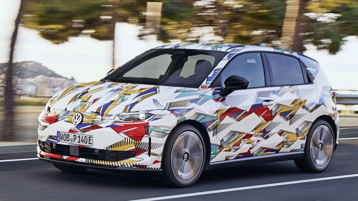 La petite ID.Polo est 100 % électrique, mais son arrivée en 2026 ne condamnera pas la Volkswagen Polo thermique pour autant. Cette dernière va poursuivre sa route pendant longtemps. Mais dans le but de faire de la place dans son usine de Pampelune en Espagne pour la production des SUV électriques de Volkswagen et de Skoda, le groupe allemand a transféré la production de la Polo thermique en Afrique du Sud à Kariega.