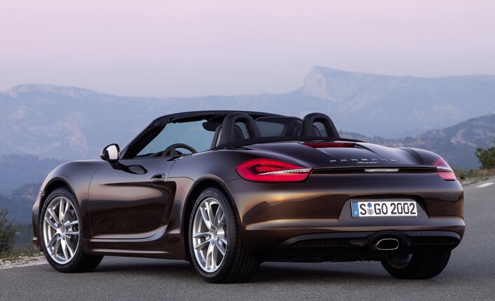 Très réussie, la poupe du Porsche Boxster 981 s'avère nettement plus travaillée que celle du 987. Le saute-vent reste malheureusement en option.