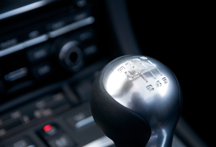 Même si la clientèle du Porsche Boxster 981 2.7 a plébiscité la PDK à double embrayage, la commande manuelle procure un plaisir délicieusement suranné.