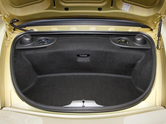 Le Porsche Boxster 981 comporte deux coffres, un à l'avant et un à l'arrière. Ce dernier ayant tendance à chauffer du fait de sa proximité avec le moteur, on n'y mettra pas de surgelés.