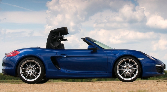 De série, la capote s'actionne de façon électrique sur le Porsche Boxster 981. 9 s lui suffisent à se déplier.