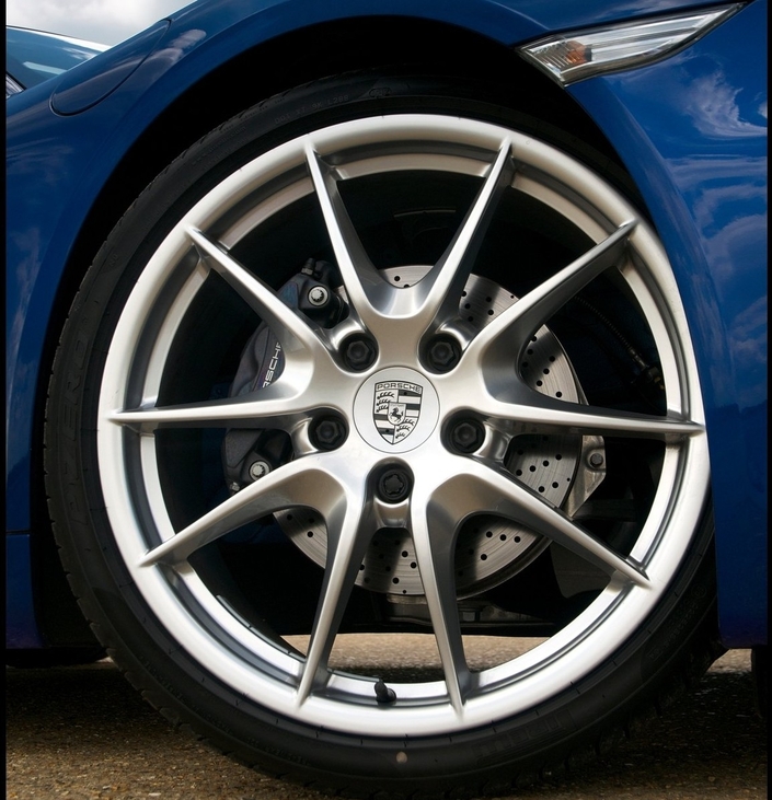Monté de série en 18 pouces, le Boxster 2.7 renforce sa séduction visuelle en 19 ou 20 pouces (option) même si le confort en pâtit.