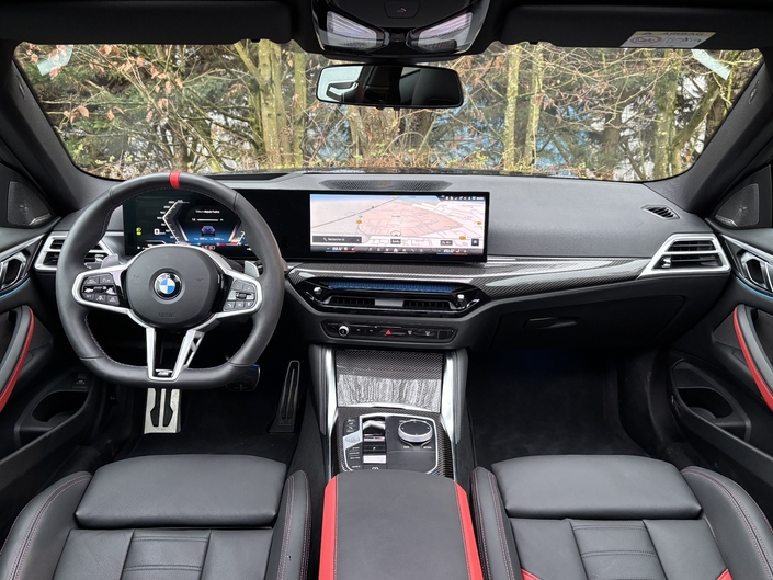 À bord, rien ne change par rapport aux anciennes versions. L’ambiance se veut sportive et cossue d’autant que la dotation s’enrichit ici avec des options sellerie cuir « Vernasca » (1 850 €) et inserts en fibre de Carbone (650 €).