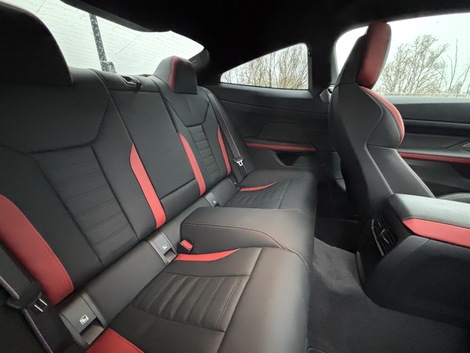 Les places arrière sont confortables et taillées pour des grands de 1,80 m, mais guère plus.