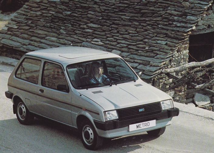 Lancée en 1980, l'Austin Metro sera la seule création de la Bristih Leyland à se vendre correctement, sans toutefois jamais inquiéter les Renault 5 et Fiat 127 en Europe. Manque de qualité, solutions techniques datées : ça ne pardonne pas.