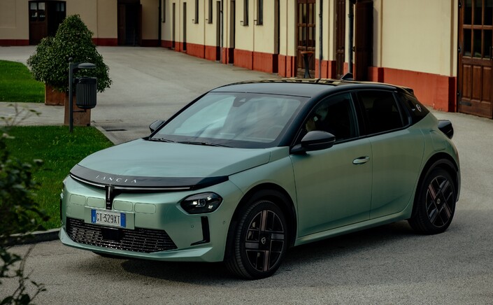 Bizarre, encombrante et chère, l'actuelle Ypsilon se vend très mal, entraînant Lancia, qui survivait déjà difficilement, dans l'abîme. Comme British Leyland, Stellantis a souvent du mal à proposer les modèles attendus par la clientèle.