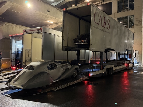 La Talbot-Lago « Goutte d’eau » qui repart en camion vers son nouveau propriétaire.