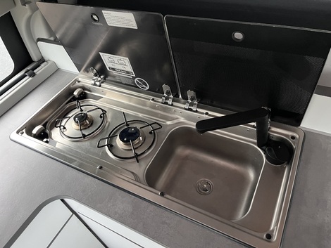 Sans compter un évier et une plaque de cuisson digne de ce nom.