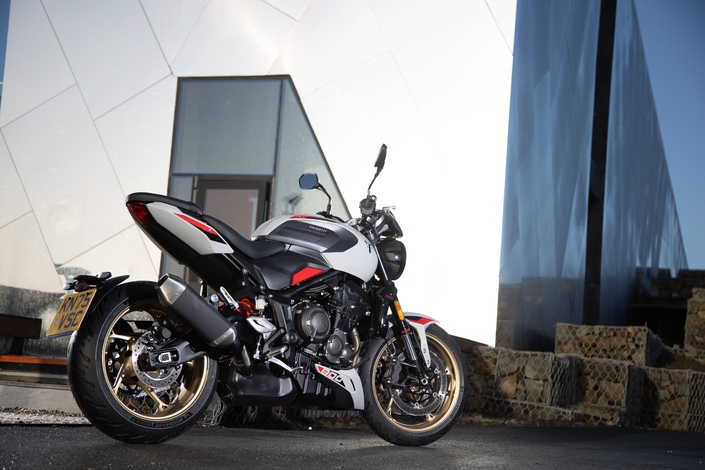 La Triumph Trident 800, ça, c'est un roadster !