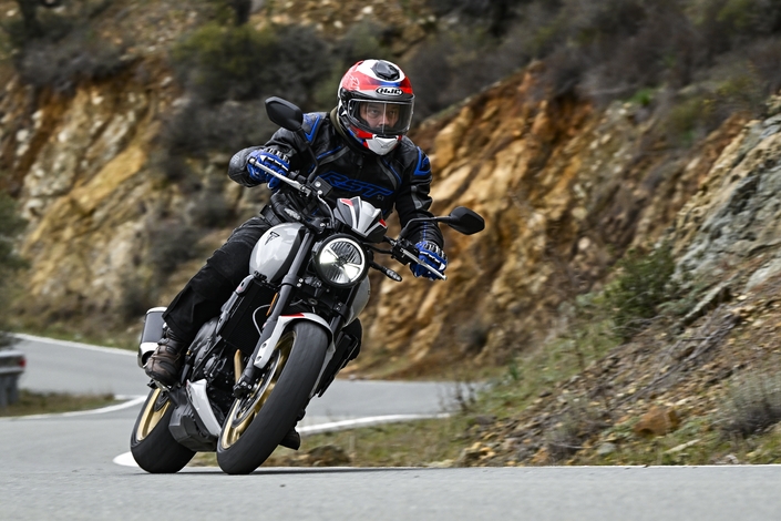 La Triumph Trident 800, ça, c'est un roadster !