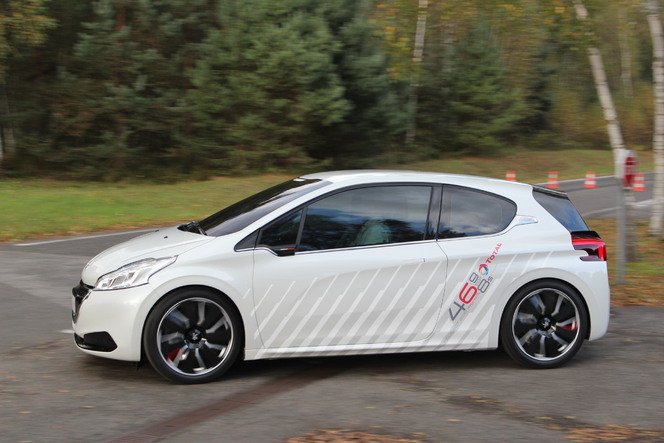 Caradisiac a essayé la Peugeot 208 HYbrid FE