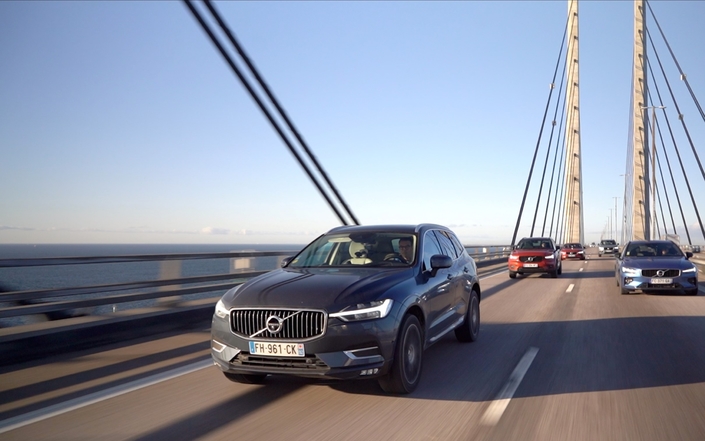 Les cinq Volvo de notre essai longue durée sur le spectaculaire pont de l'Oresund, entre Copenhague et Malmö en Suède. D'une longueur total de 7800 mètres, il est suspendu à 61 mètres au-dessus de la mer !