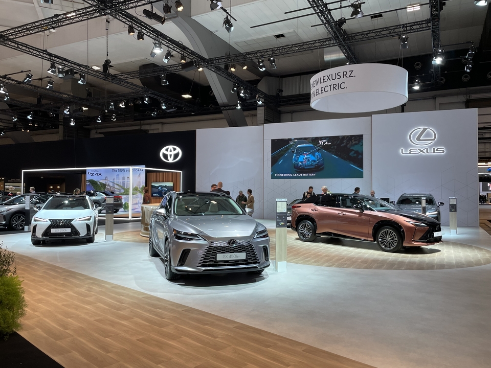 En direct du salon de Bruxelles Le stand Lexus les RX et RZ sont de