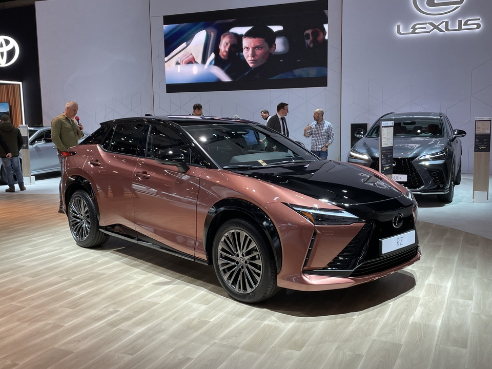 En direct du salon de Bruxelles Le stand Lexus les RX et RZ sont de