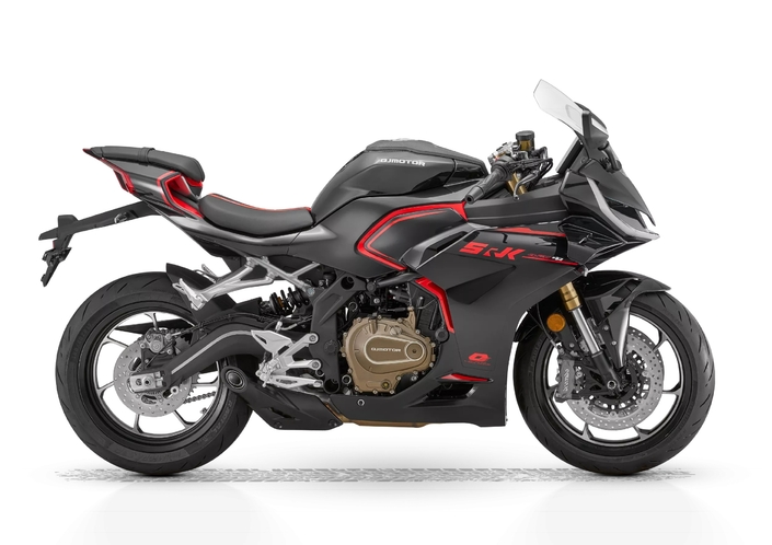 Sportive, custom et roadster, les nouveautés 2026 QJ Motor arrivent en France et on connaît leurs tarifs