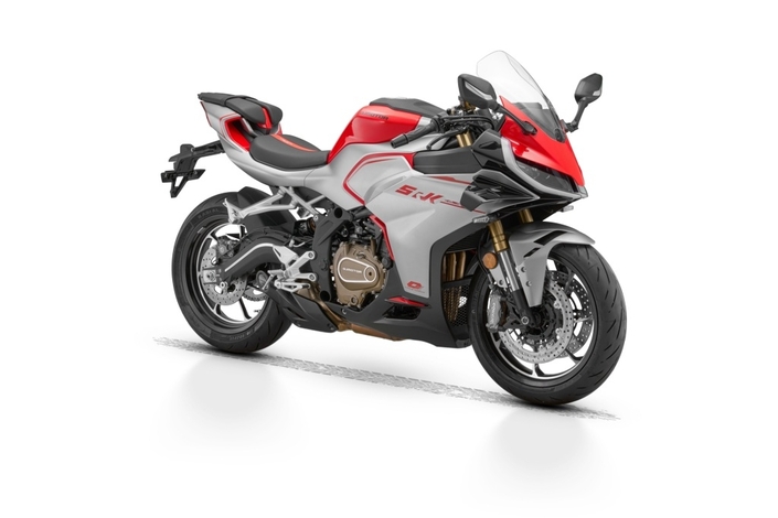 Sportive, custom et roadster, les nouveautés 2026 QJ Motor arrivent en France et on connaît leurs tarifs