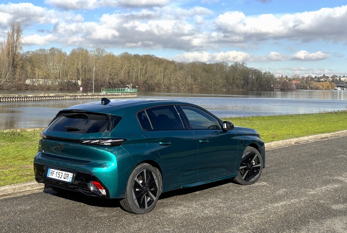 La 308 séduit toujours pas sa maniabilité et son comportement sûr, même si la version électrique compose avec une surcharge pondérale d’environ 300 kg de plus que les microhybrides et diesels. 