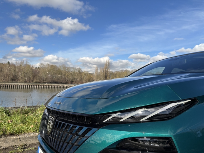 Toutes les 308 bénéficient d’une nouvelle face avant, lissée. L’aérodynamique en léger progrès laisse espérer une meilleure autonomie pour cette version électrique, en particulier sur l’autoroute. 