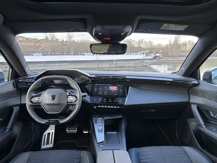 Le design n’a pas pris une ride. On ne peut pas en dire autant du système multimédia, toujours trop long à la détente et… de l’instrumentation i-Cockpit pas assez relevée par rapport au volant pour certains : dommage, car le graphisme à effet 3D, en série sur cette version GT Exclusive, est sympa.
