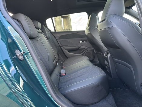 On manque toujours de place à l’arrière des 308, en particulier au niveau des jambes.