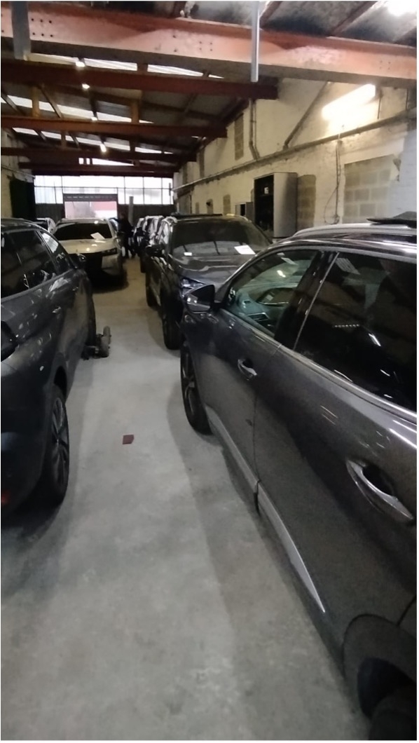 Garage clandestin démantelé à Charleroi en Belgique fin décembre 2025. Une une dizaine de véhicules maquillés ont été retrouvés ce jour-là. (photo Coyote)